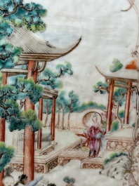 Een paar hexagonale Chinese Canton famille rose vazen met mandarijns decor, Qianlong