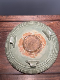 Een groot Chinees Longquan celadon wierookvat met trigrammen op drie poten en houten sokkel, Ming