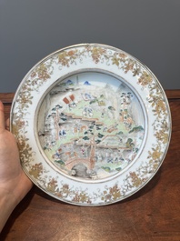 Rare assiette en porcelaine de Chine famille rose de Canton repr&eacute;sentant un fonctionnaire voyageant le long de la rivi&egrave;re des Perles, Qianlong