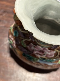 Paire de vases en porcelaine de Chine famille rose de Canton &agrave; d&eacute;cor mandarin et floral en relief, Qianlong