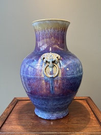 Grand vase en porcelaine de Chine &agrave; &eacute;mail flamb&eacute; aux anses en form de taotie, Qing