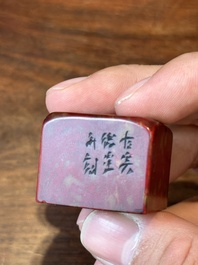 Een Chinese 'kippenbloed' spekstenen zegelstempel en een roodbruine jade zegelstempel, Qing