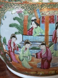 Een Chinese Canton famille rose kom en een flesvormige dekselvaas, 19e eeuw