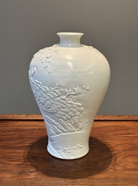 Vase de forme 'meiping' en biscuit &eacute;maill&eacute; blanc monochrome, sign&eacute; Wang Bingrong 王炳榮, Chine, 19/20&egrave;me