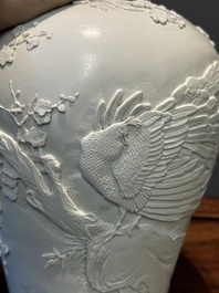 Vase de forme 'meiping' en biscuit &eacute;maill&eacute; blanc monochrome, sign&eacute; Wang Bingrong 王炳榮, Chine, 19/20&egrave;me
