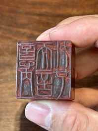 Een Chinese 'kippenbloed' spekstenen zegelstempel en een roodbruine jade zegelstempel, Qing