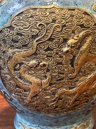 Vase de forme 'hu' en porcelaine de Chine aux &eacute;maux imitant le bronze et 'robin's egg', marque de Qianlong, 19&egrave;me