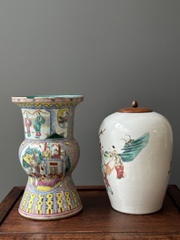 Une paire de vases, une crachoir et un pot en porcelaine de Chine famille rose, 19&egrave;me