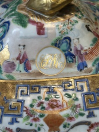 Een paar 'CSM' gemonogrammeerde Chinese famille rose dekselterrines, Jiaqing
