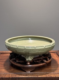 Een groot Chinees Longquan celadon wierookvat met trigrammen op drie poten en houten sokkel, Ming