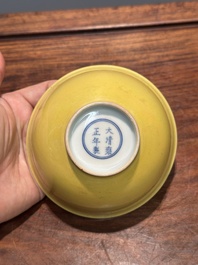 Paire de bols en porcelaine de Chine en jaune monochrome, marque de Yongzheng, 19&egrave;me