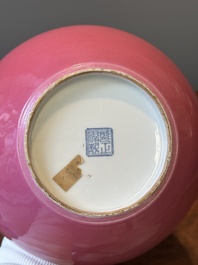 Een Chinese monochrome robijnroze geglazuurde 'tianqiuping' vaas op houten voet, Yongzheng merk, 19/20e eeuw
