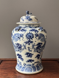 Deux vases en porcelaine de Chine monochrome et un vase couvert en bleu et blanc, 19&egrave;me