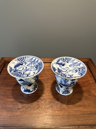 Een paar zeldzame Chinese blauw-witte offertazza's met 'visser, houthakker, boer en geleerde 漁樵耕讀圖' decor, Zhu Jiang Ruo Ji 珠江若記 merk, 19e eeuw