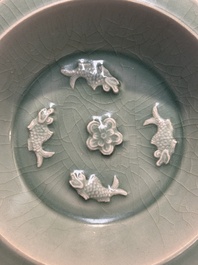 Assiette en porcelaine de Chine en c&eacute;ladon de Longquan figurant quatre carpes, Yuan ou post&eacute;rieur