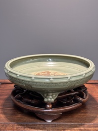 Een groot Chinees Longquan celadon wierookvat met trigrammen op drie poten en houten sokkel, Ming