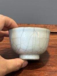 Tasse &agrave; th&eacute; en porcelaine de Chine de type ge &agrave; &eacute;mail craquel&eacute;, 19&egrave;me