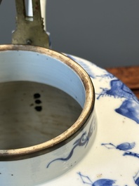 Een Chinese blauw-witte theepot met landschapsdecor en een schotel met kostbaarheden, 19e eeuw