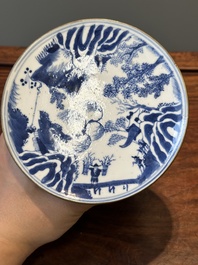 Een paar zeldzame Chinese blauw-witte offertazza's met 'visser, houthakker, boer en geleerde 漁樵耕讀圖' decor, Zhu Jiang Ruo Ji 珠江若記 merk, 19e eeuw