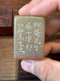 Een Chinese 'kippenbloed' spekstenen zegelstempel en een roodbruine jade zegelstempel, Qing
