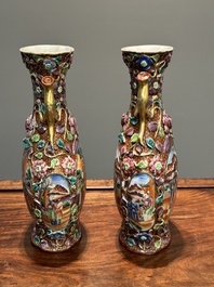 Paire de vases en porcelaine de Chine famille rose de Canton &agrave; d&eacute;cor mandarin et floral en relief, Qianlong