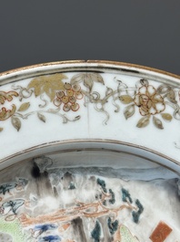 Rare assiette en porcelaine de Chine famille rose de Canton repr&eacute;sentant un fonctionnaire voyageant le long de la rivi&egrave;re des Perles, Qianlong