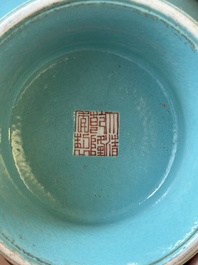 Een Chinese monochrome turquoise geglazuurde vaas, Qianlong merk en periode