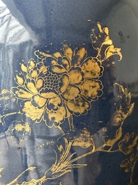 Vase en porcelaine de Chine en bleu poudr&eacute; &agrave; d&eacute;cor dor&eacute; d'un ph&eacute;nix parmi des branches fleuries, Qianlong