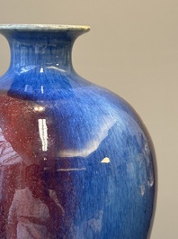Paire de vases de forme 'meiping' en porcelaine de Chine &agrave; &eacute;mail flamb&eacute;, 18&egrave;me