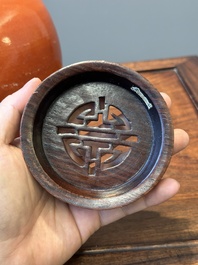 Pot de gingembre en porcelaine de Chine en rouge de corail monochrome au couvercle en bois, 18&egrave;me