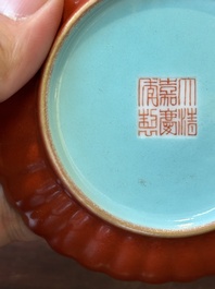 Coupe en porcelaine de Chine &agrave; d&eacute;cor dor&eacute; &agrave; d&eacute;cor de rinceaux de lotus sur fond rouge de corail, marque de Jiaqing, R&eacute;publique