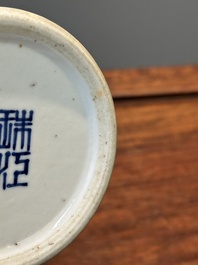 Paire de tazzas d'offrande en porcelaine de Chine en bleu et blanc &agrave; d&eacute;cor de '漁樵耕讀圖', marque Zhu Jiang Ruo Ji 珠江若記, 19&egrave;me