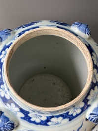 Deux vases en porcelaine de Chine monochrome et un vase couvert en bleu et blanc, 19&egrave;me