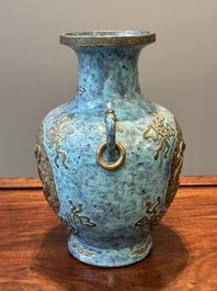 Vase de forme 'hu' en porcelaine de Chine aux &eacute;maux imitant le bronze et 'robin's egg', marque de Qianlong, 19&egrave;me