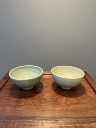 Deux rares bols en porcelaine de Chine c&eacute;ladon de Longquan &agrave; d&eacute;cor figuratif, Yuan