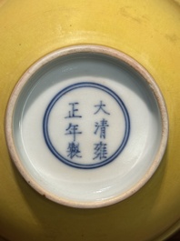 Paire de bols en porcelaine de Chine en jaune monochrome, marque de Yongzheng, 19&egrave;me