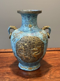 Vase de forme 'hu' en porcelaine de Chine aux &eacute;maux imitant le bronze et 'robin's egg', marque de Qianlong, 19&egrave;me