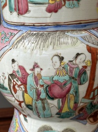 Une paire de vases, une crachoir et un pot en porcelaine de Chine famille rose, 19&egrave;me