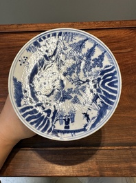 Paire de tazzas d'offrande en porcelaine de Chine en bleu et blanc &agrave; d&eacute;cor de '漁樵耕讀圖', marque Zhu Jiang Ruo Ji 珠江若記, 19&egrave;me