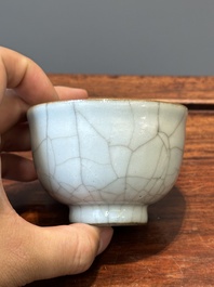 Tasse &agrave; th&eacute; en porcelaine de Chine de type ge &agrave; &eacute;mail craquel&eacute;, 19&egrave;me