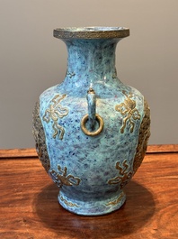 Vase de forme 'hu' en porcelaine de Chine aux &eacute;maux imitant le bronze et 'robin's egg', marque de Qianlong, 19&egrave;me