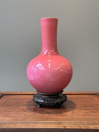 A Chinese monochrome ruby-pink-glazed 'tianqiuping' vase on wooden stand, Yongzheng mark, 19/20th C.