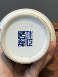 Paire de tazzas d'offrande en porcelaine de Chine en bleu et blanc &agrave; d&eacute;cor de '漁樵耕讀圖', marque Zhu Jiang Ruo Ji 珠江若記, 19&egrave;me