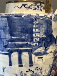Une th&eacute;i&egrave;re en porcelaine de Chine en bleu et blanc &agrave; d&eacute;cor de paysage et un plat &agrave; d&eacute;cor des antiquit&eacute;s, 19&egrave;me