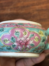 Th&eacute;i&egrave;re couverte en porcelaine de Chine famille rose pour le march&eacute; Straits ou Peranakan, 19&egrave;me