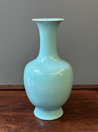 Vase en porcelaine de Chine en turquoise monochrome, marque et &eacute;poque de Qianlong