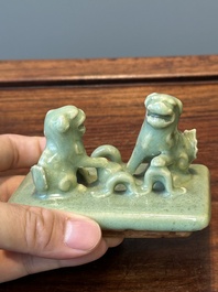 Een rechthoekig Chinees Longquan celadon wierookvat en deksel op houten sokkel, Ming