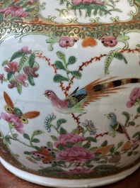 Un bol et un vase de forme bouteille couvert en porcelaine de Chine famille rose de Canton, 19&egrave;me