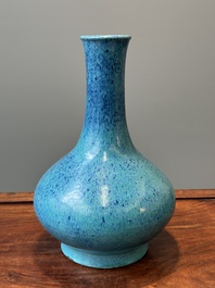 Een Chinese flesvormige vaas met robin's-egg glazuur, 19e eeuw