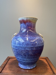 Grand vase en porcelaine de Chine &agrave; &eacute;mail flamb&eacute; aux anses en form de taotie, Qing